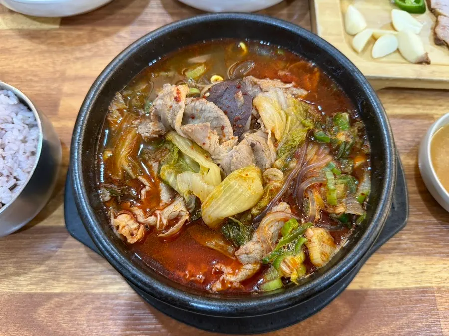 다진 마늘을 풀어 넣은 해장국 국물