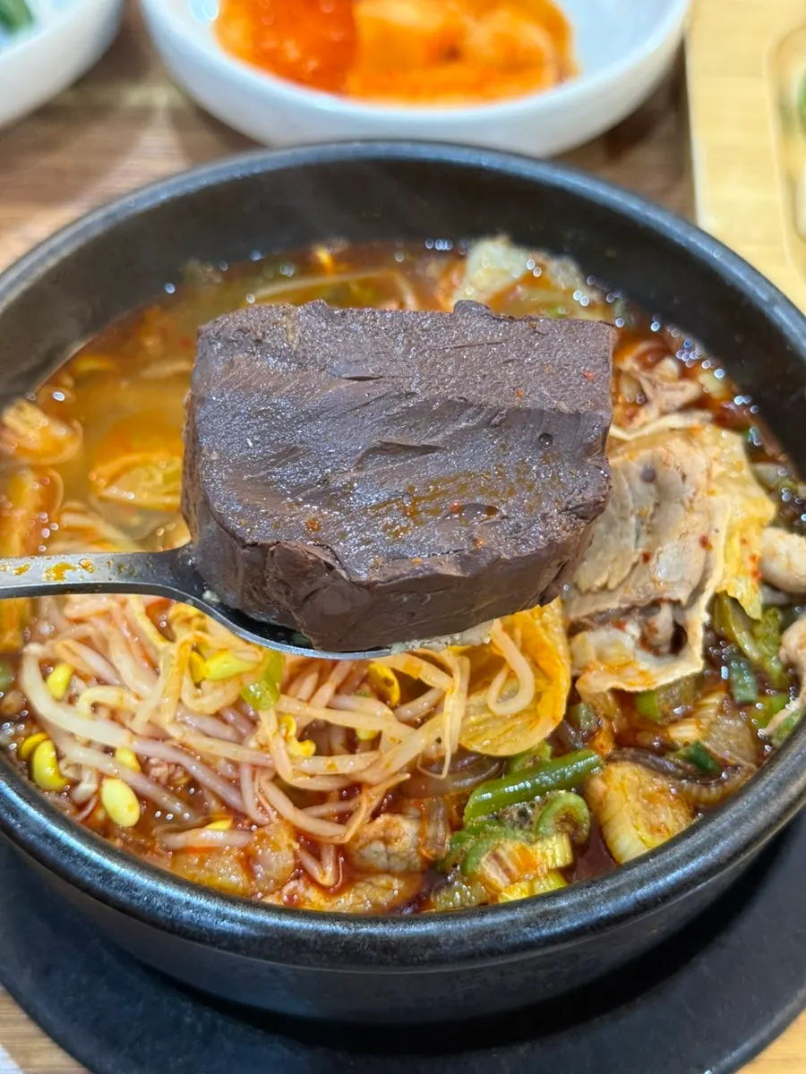 숟가락에 올린 부드러운 선지