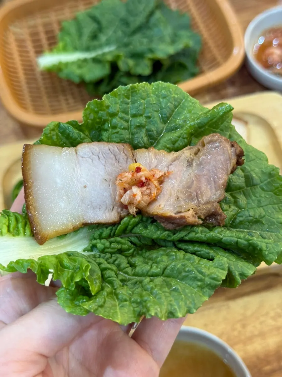 쌈배추에 돔베고기와 새우젓 올린 쌈