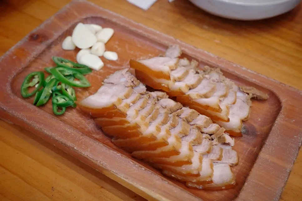 Small dombe pork 120g served on a cutting board