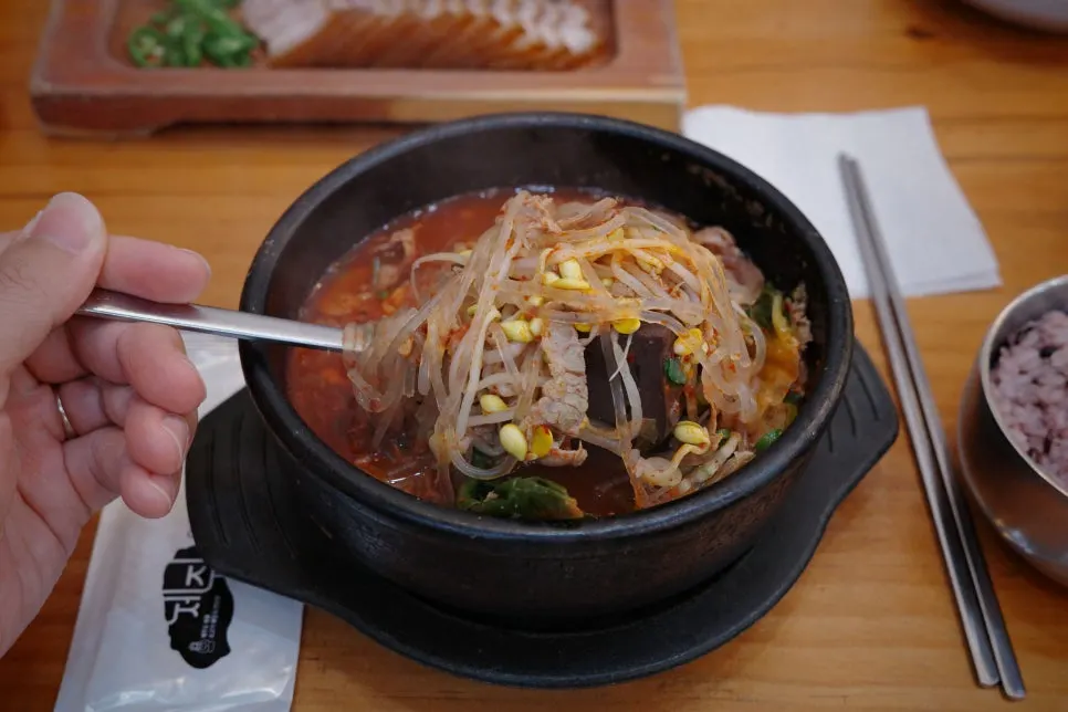 Haejangguk broth turned spicy after stirring in chili paste