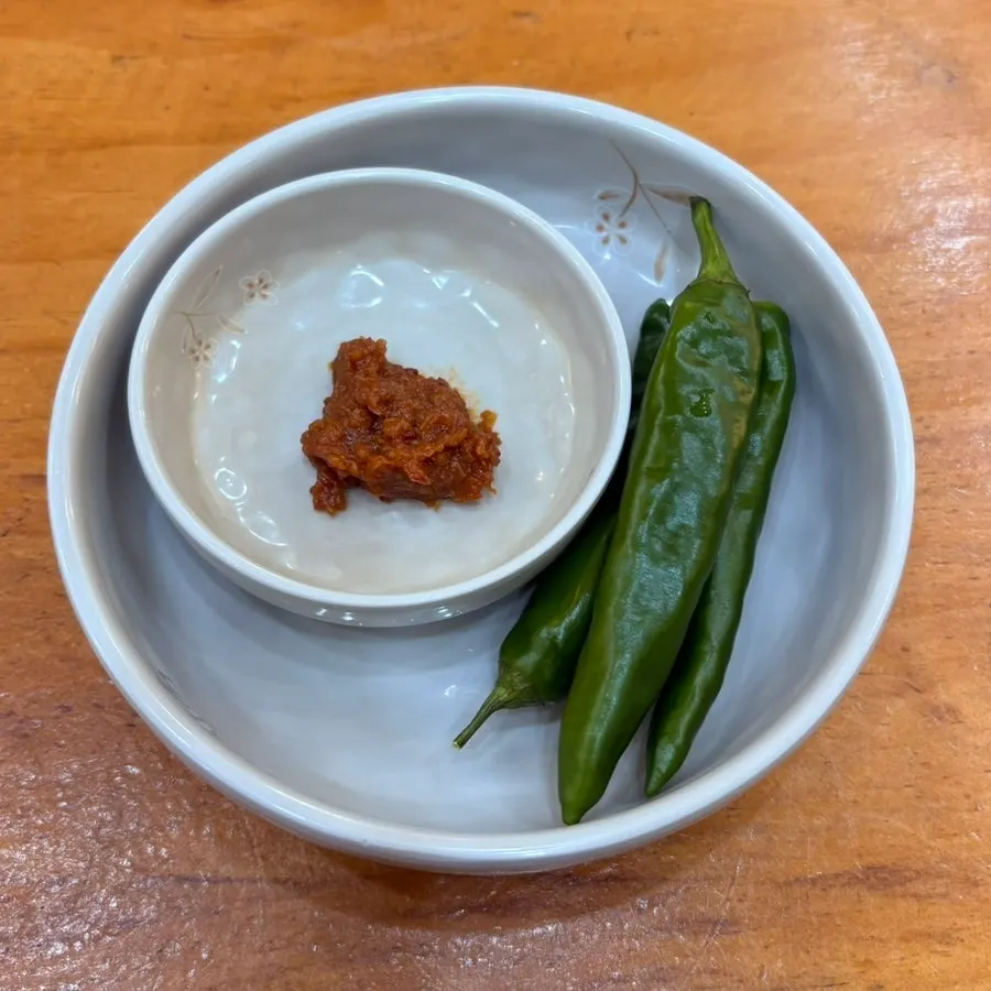 Cheongyang chili, seasoned soybean paste, and kkakdugi basic side dishes