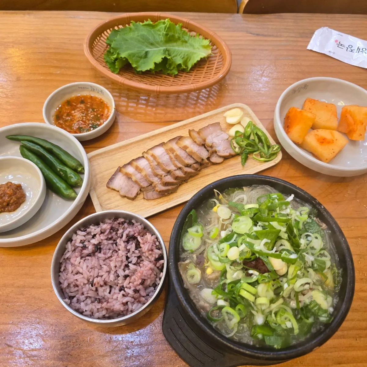 뜨끈한 해장국 뚝배기와 돔베고기 한상
