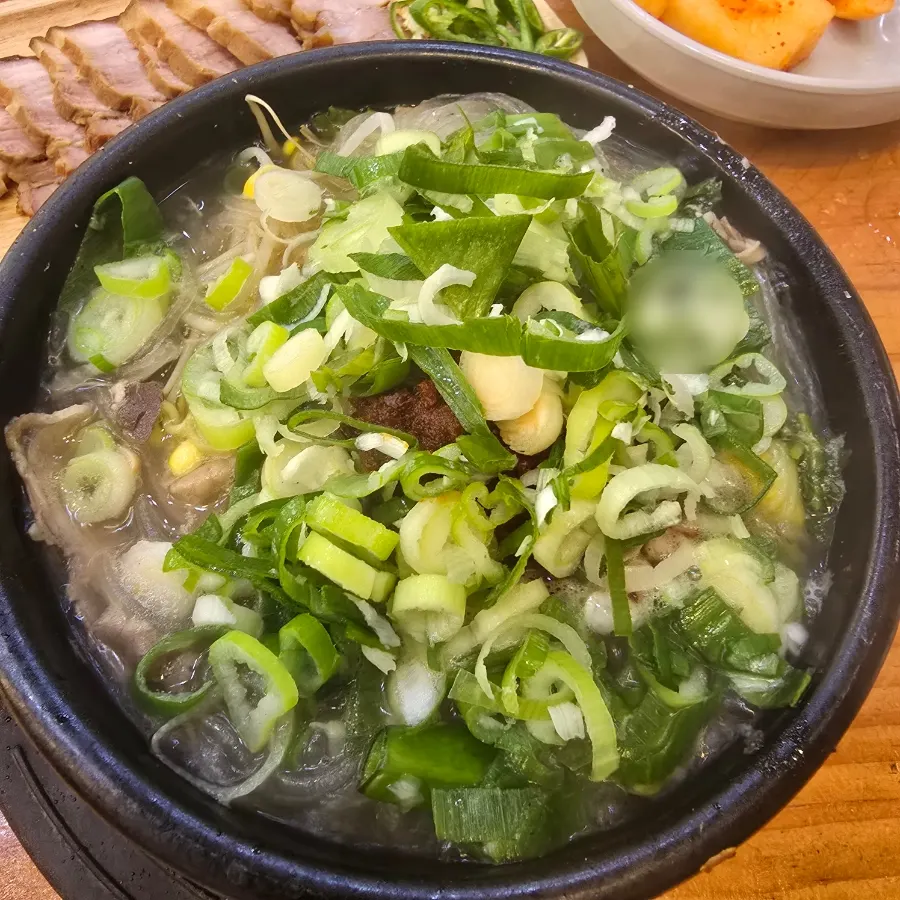 숟가락으로 건져 올린 해장국 건더기