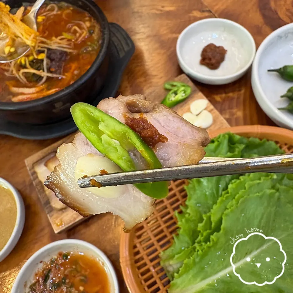 A bowl of haejangguk loaded with meat