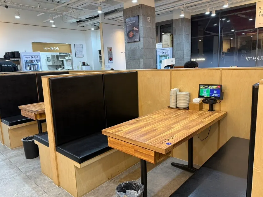 칸막이가 있는 좌석과 제주 느낌 인테리어