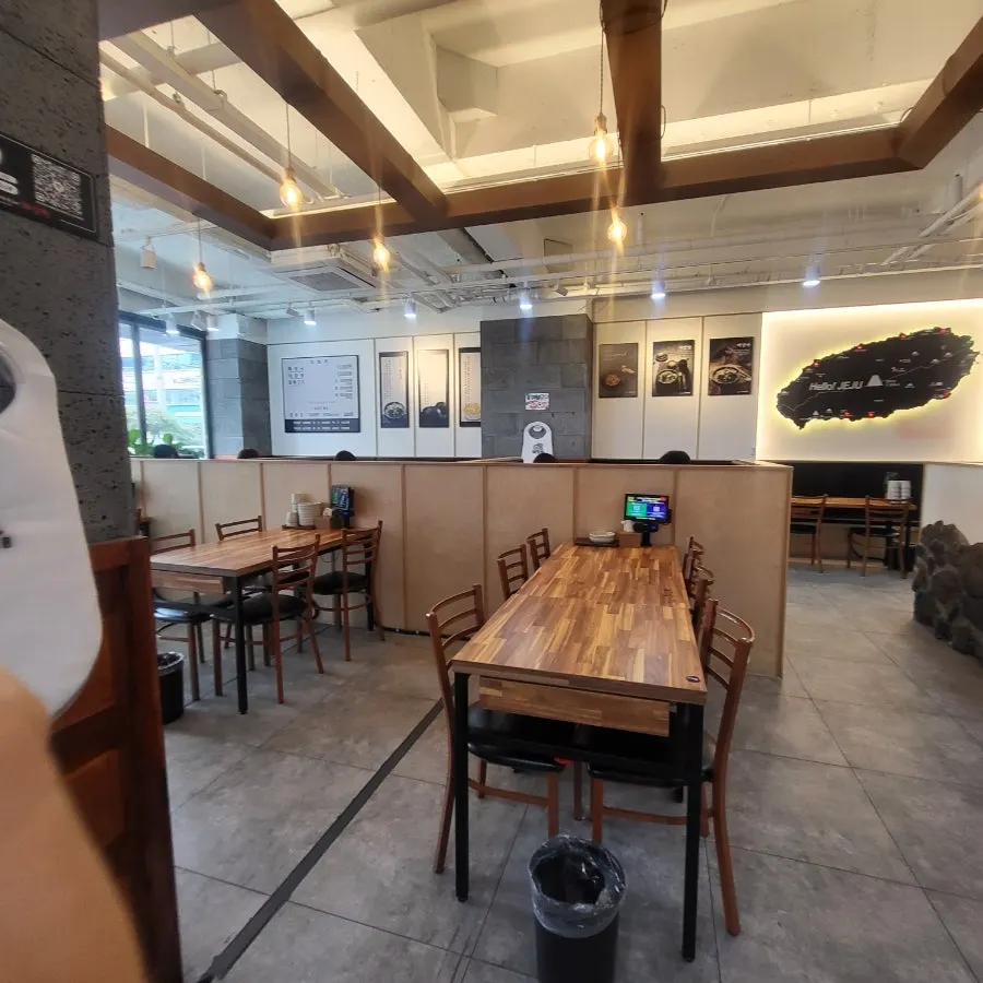 깔끔하게 정돈된 제주은희네해장국 수원인계점 홀 전경