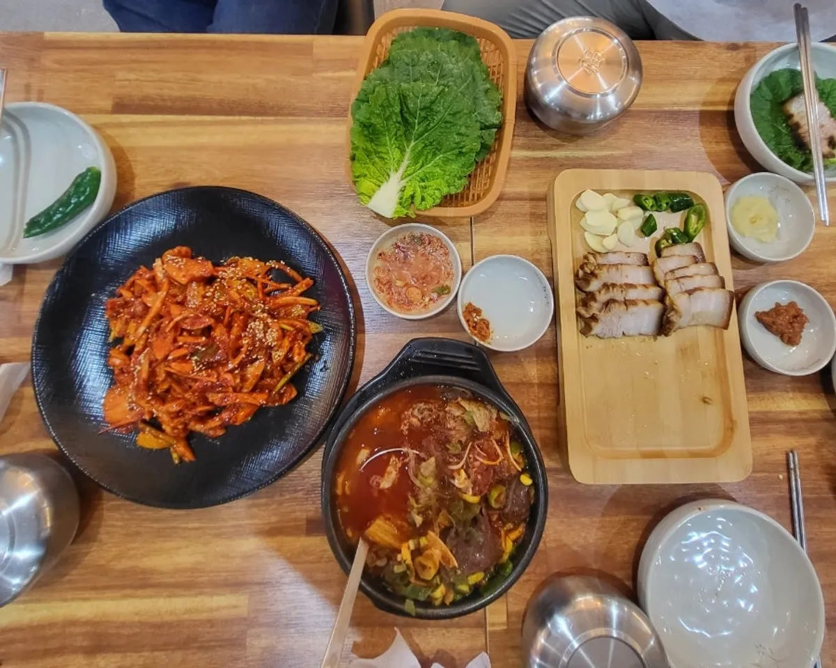 돔베고기와 양무침, 선지해장국이 함께 차려진 한 상