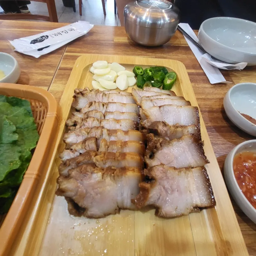 쌈채소와 마늘, 고추까지 올라온 상차림