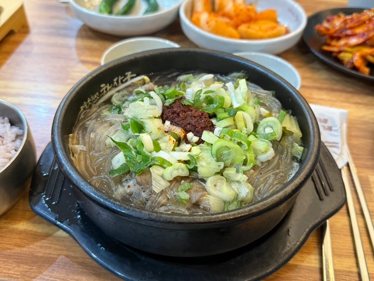 기본 찬과 함께 차려진 해장국 상차림