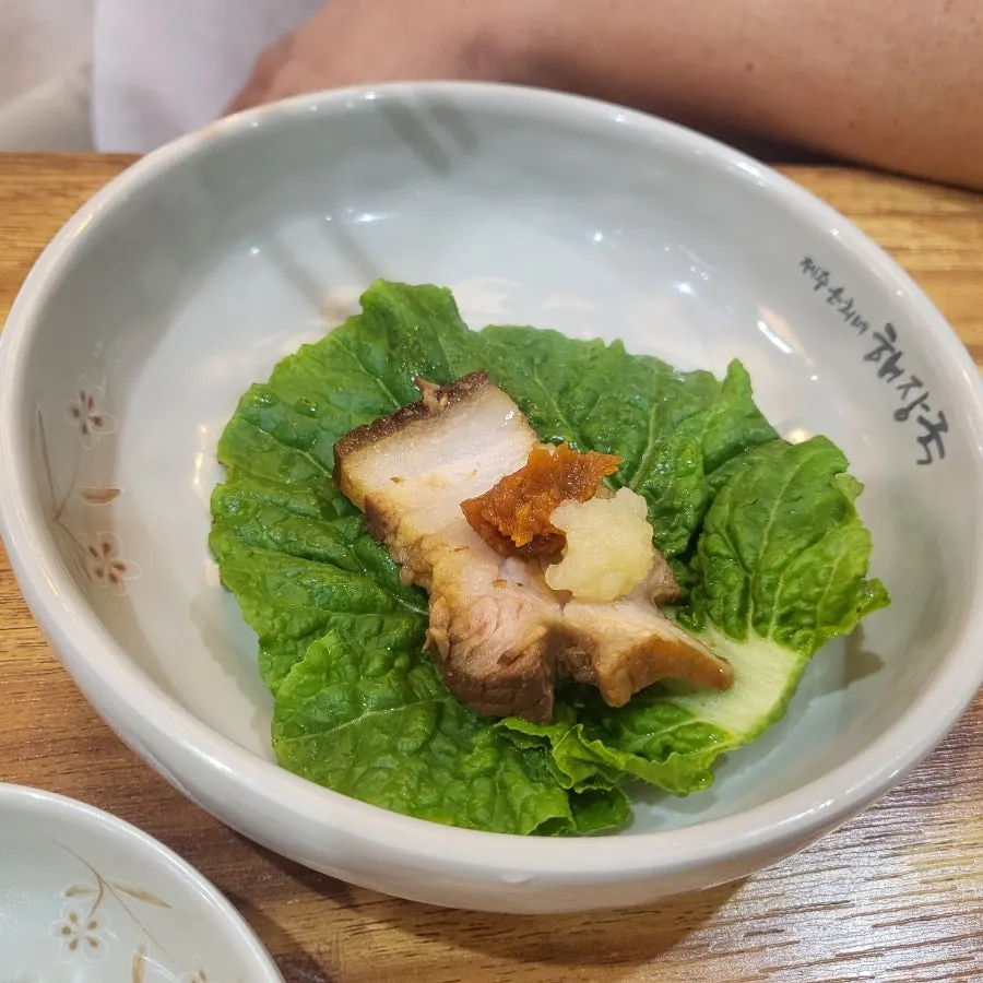 도톰하게 썰린 제주식 돔베고기 접시