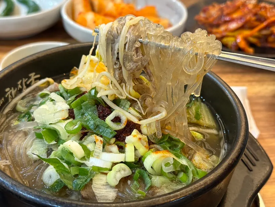 선지와 다대기를 뺀 해장국과 기본 해장국 두 그릇
