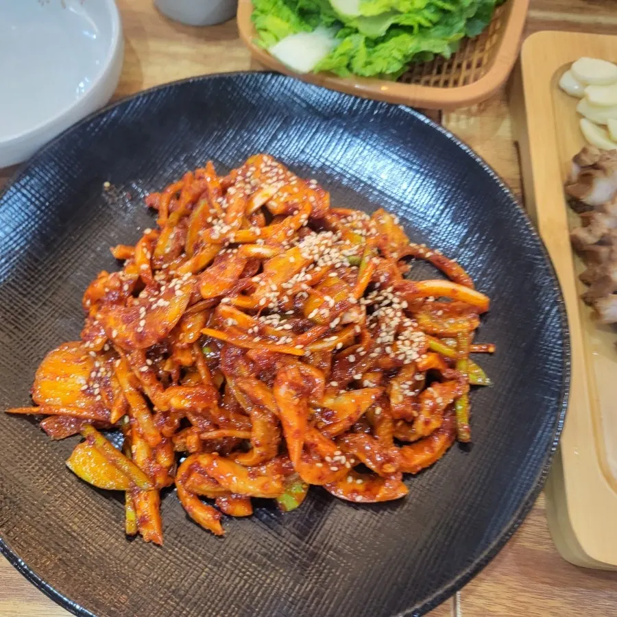 빨간 양념이 묻은 새콤달콤한 양무침