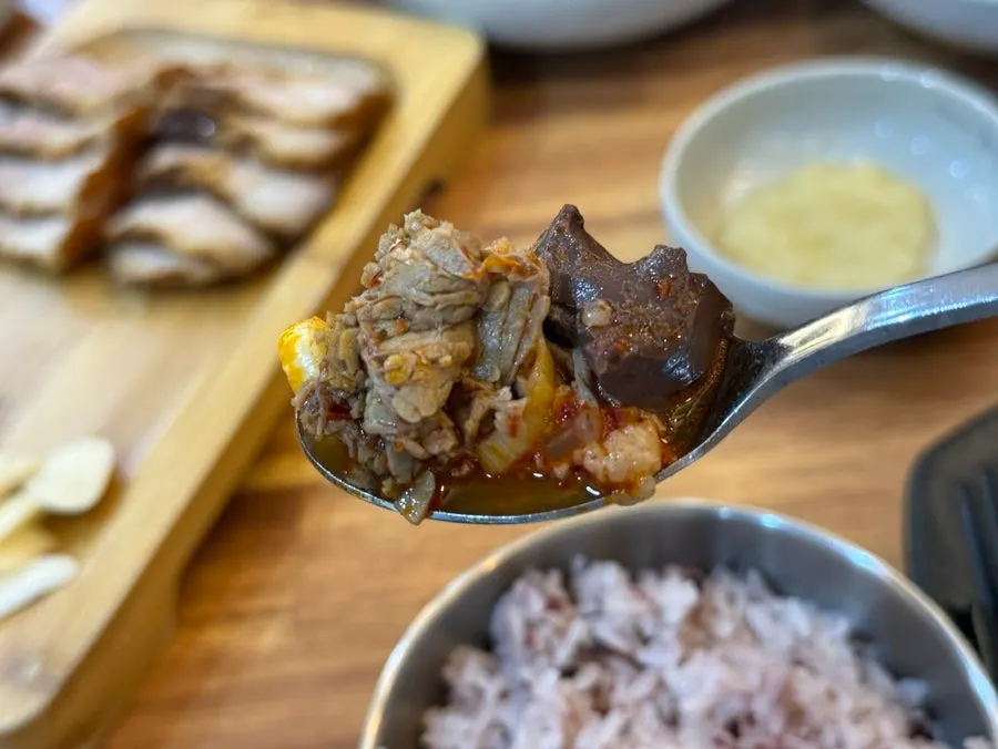 고기와 선지를 함께 뜬 해장국 한 숟가락