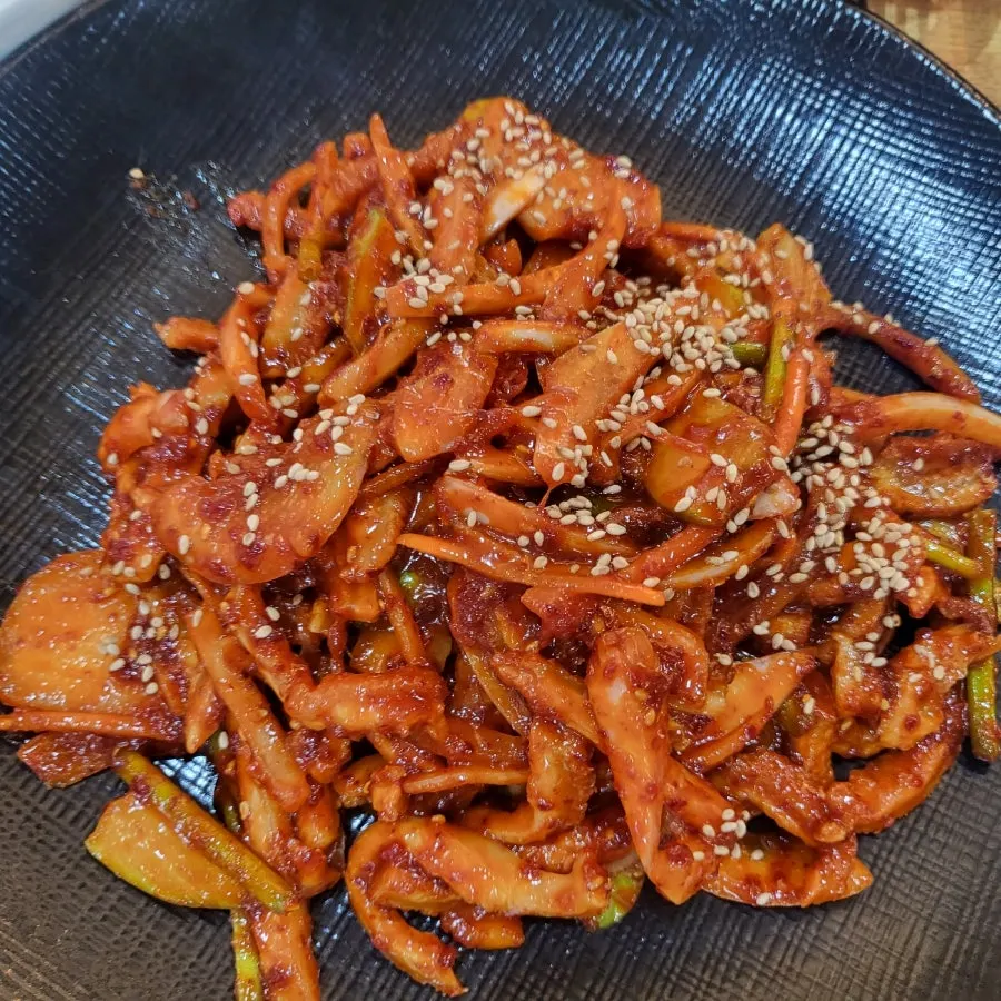 아삭한 채소와 양이 섞인 양무침 클로즈업