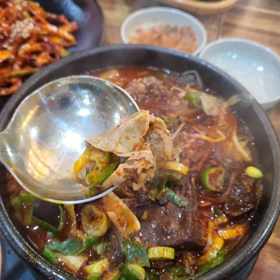 선지가 들어간 얼큰한 해장국 한 그릇
