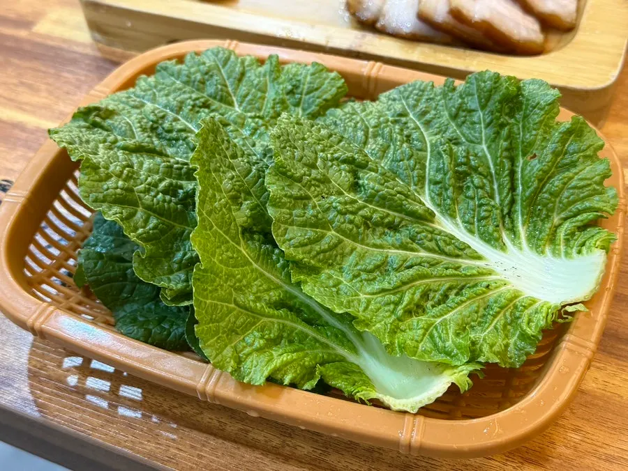 나무 도마에 담긴 돔베고기 소와 마늘, 고추