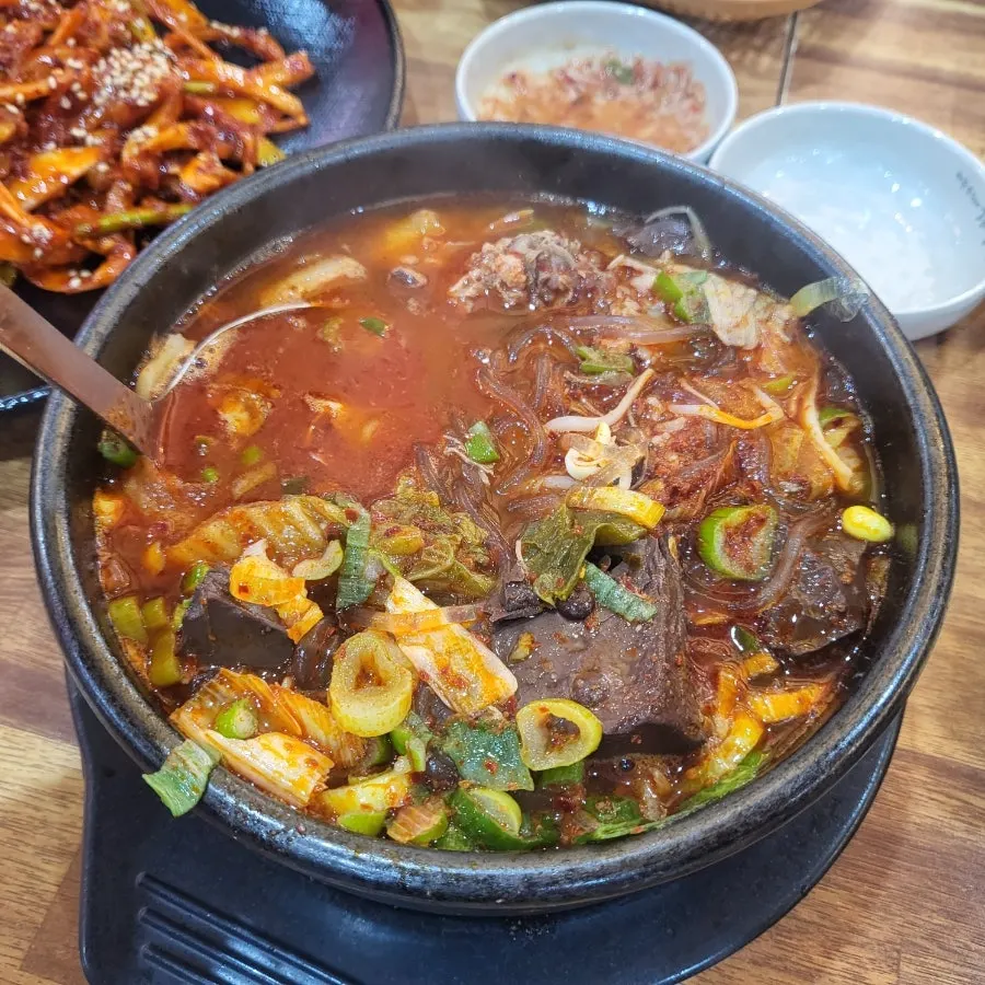 우거지와 콩나물이 보이는 선지해장국 국물