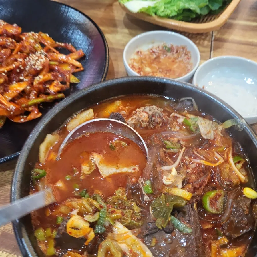 숟가락으로 떠올린 선지해장국 건더기