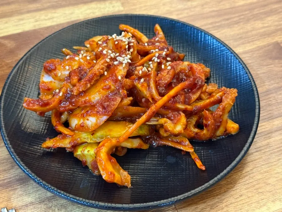 쌈채소에 돔베고기와 마늘을 올린 쌈