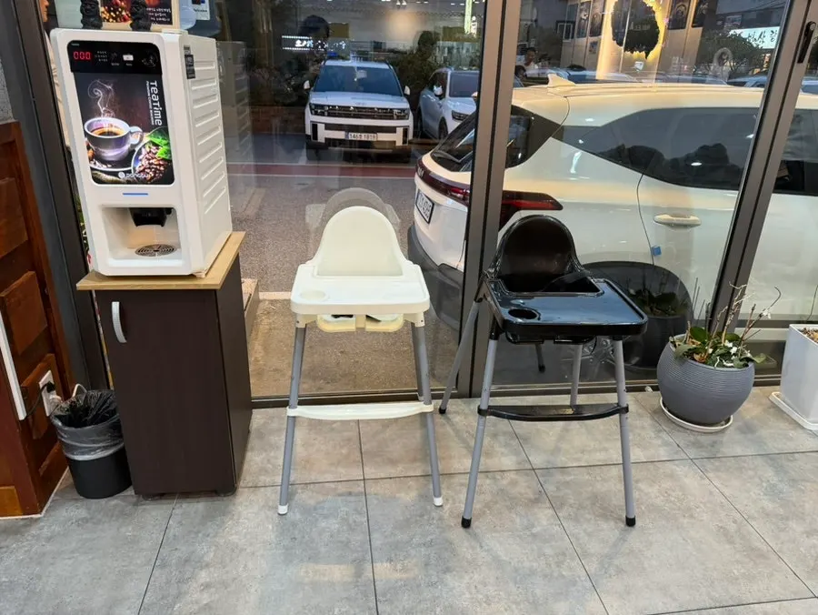 결제 단말기와 사탕이 놓인 카운터
