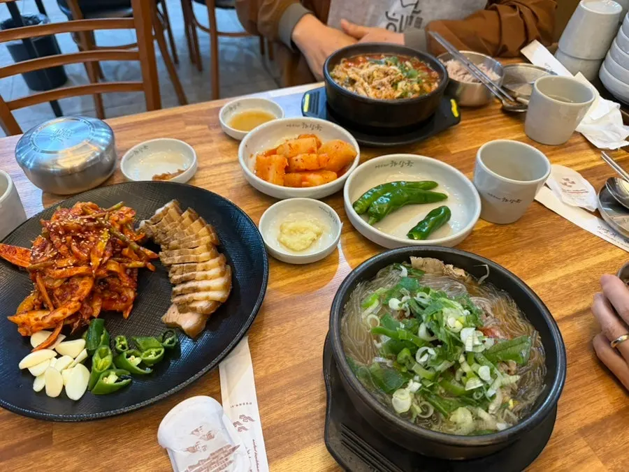 벽면의 제주도 지도 조형물과 메뉴 사진 액자