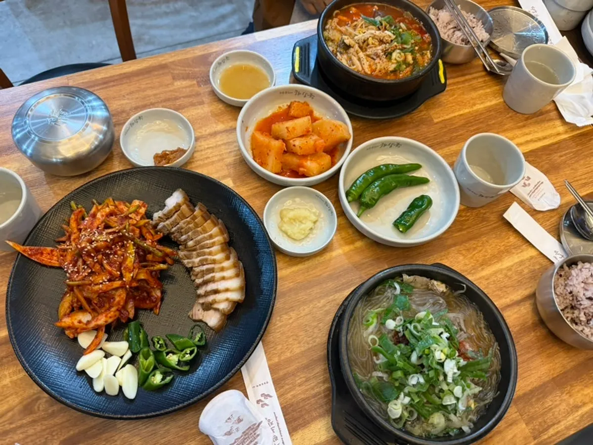 해장국과 내장탕, 양무침 돔베고기 세트가 차려진 상
