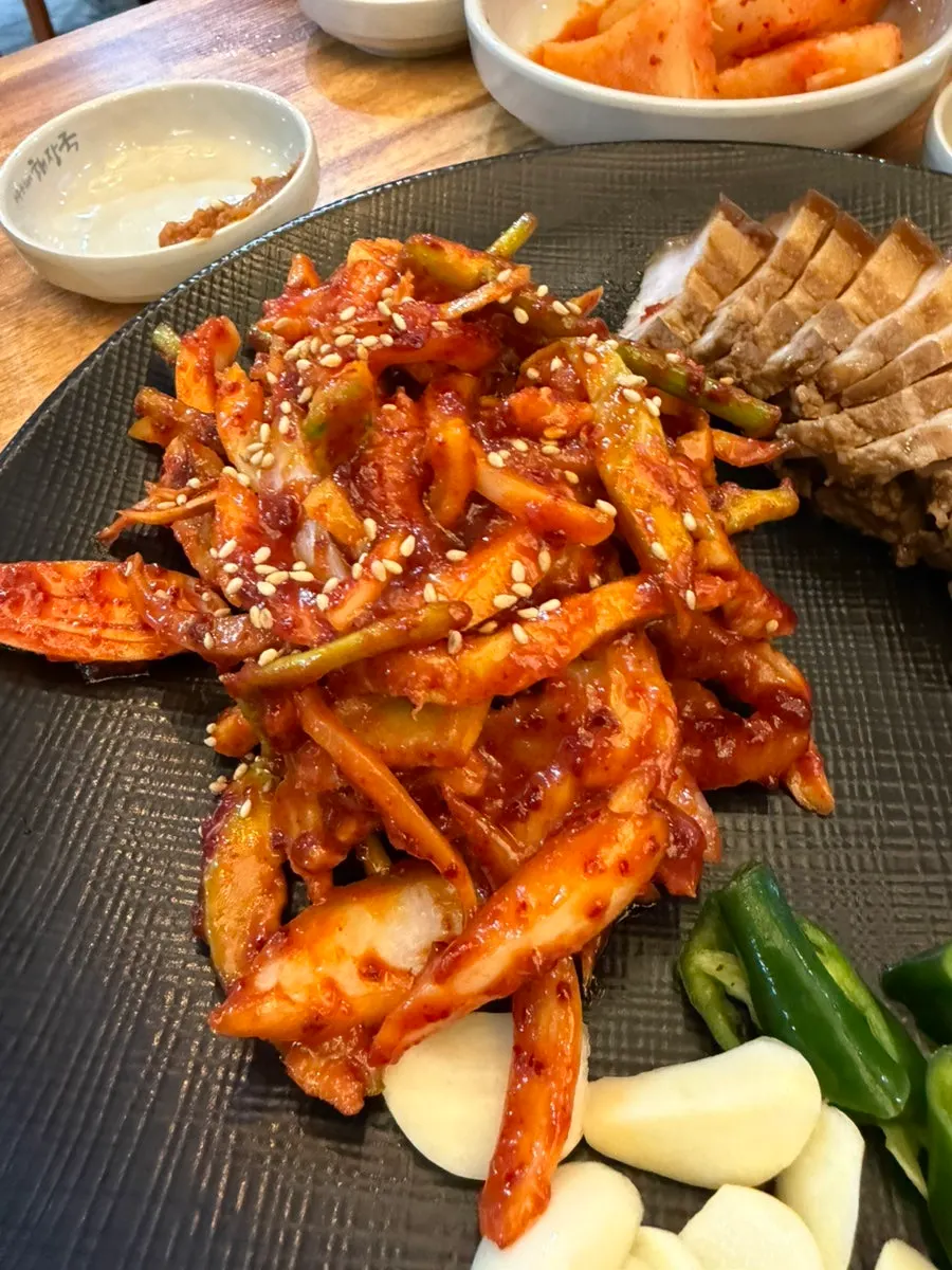 깍두기와 풋고추, 다진 마늘과 쌈장 반찬