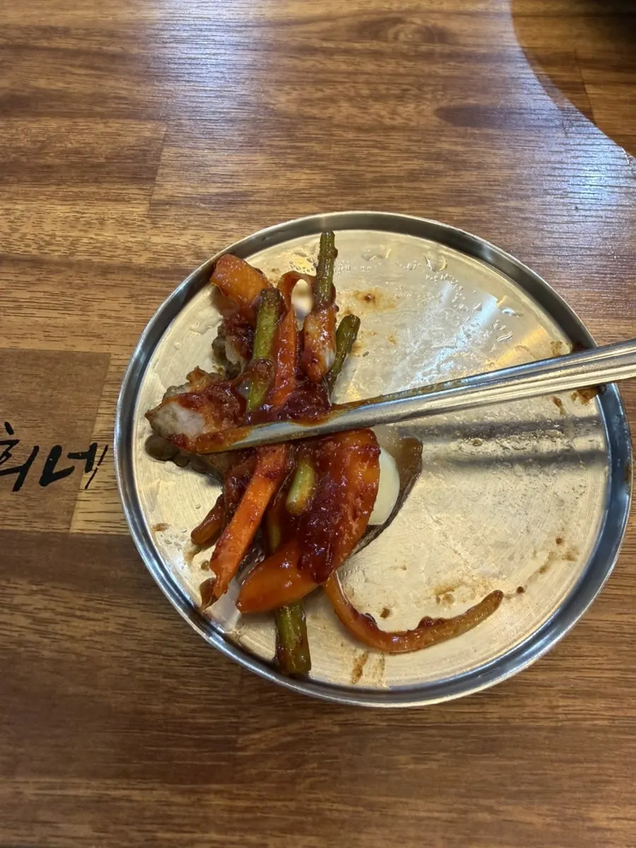 콩나물과 우거지가 넉넉한 해장국 국물