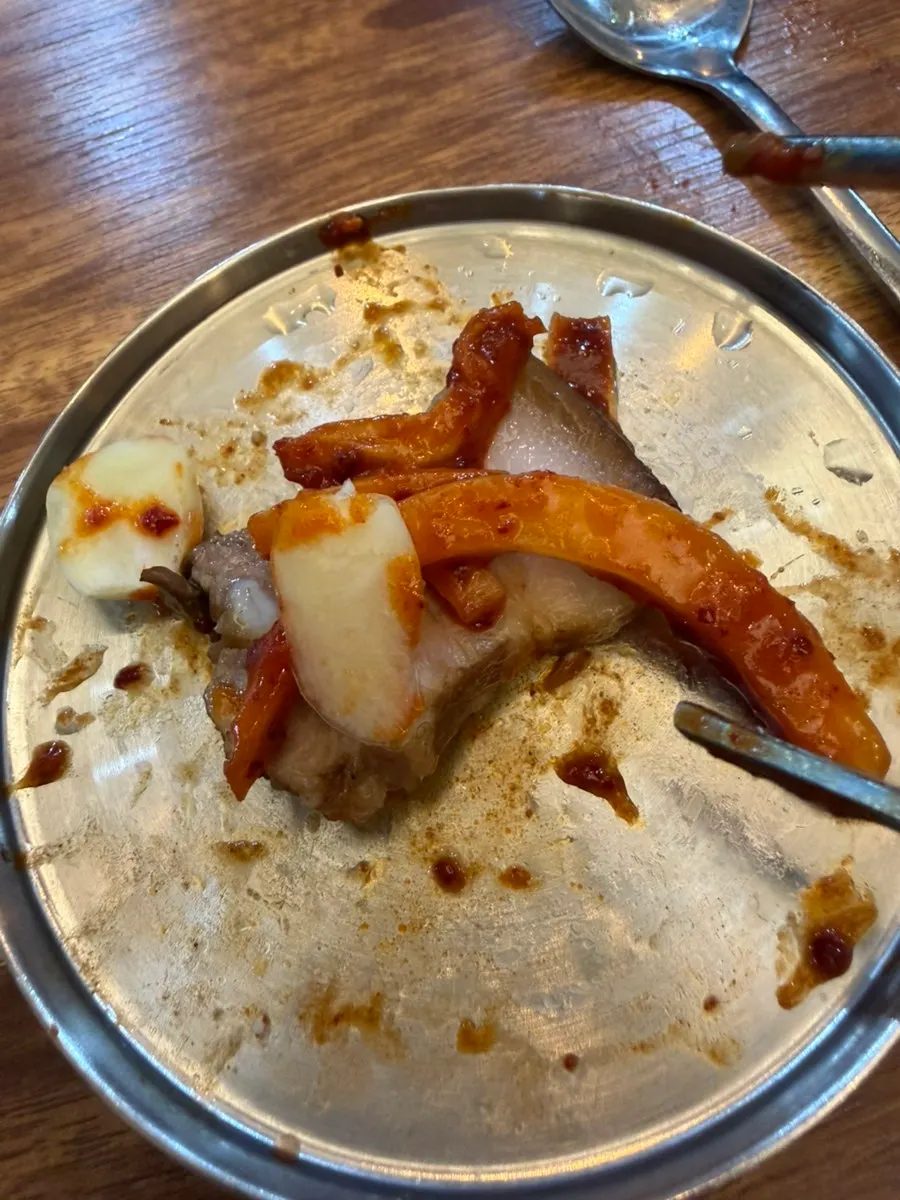 양념이 자작하게 배인 양무침 한 접시