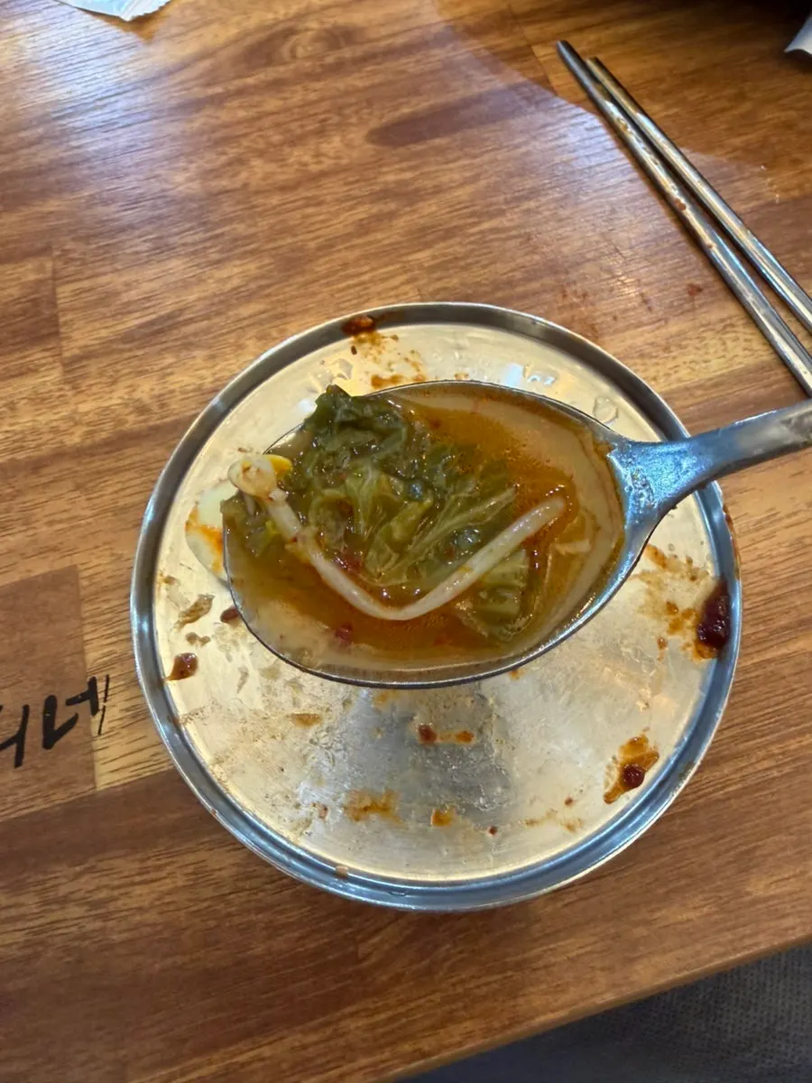 국물까지 싹 비운 해장국 뚝배기