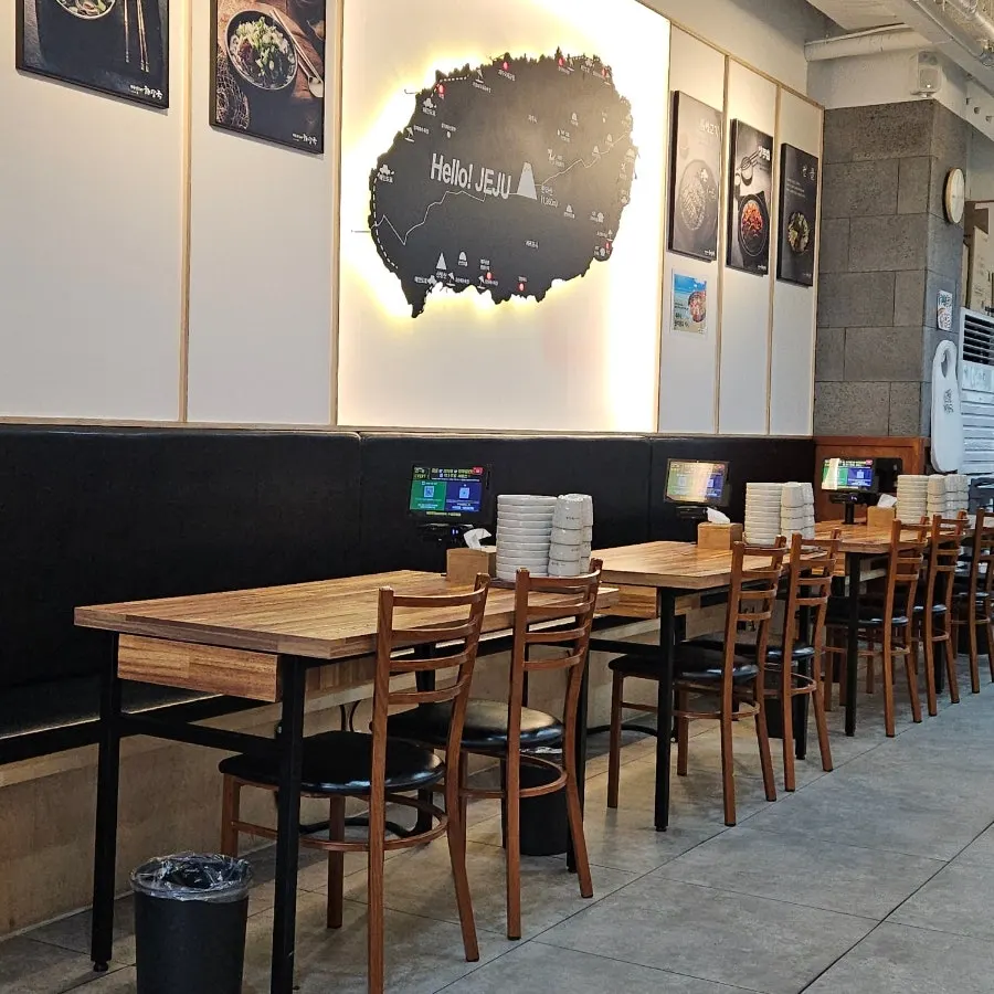 Wide-spaced tables for larger groups