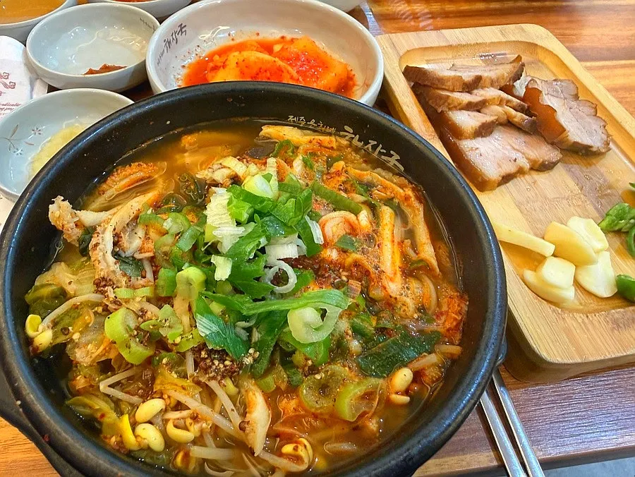 제주식 해장국 국물 클로즈업