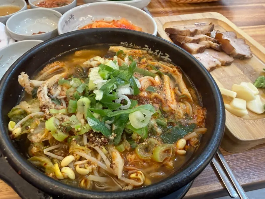 돔베고기와 기본 반찬 상차림