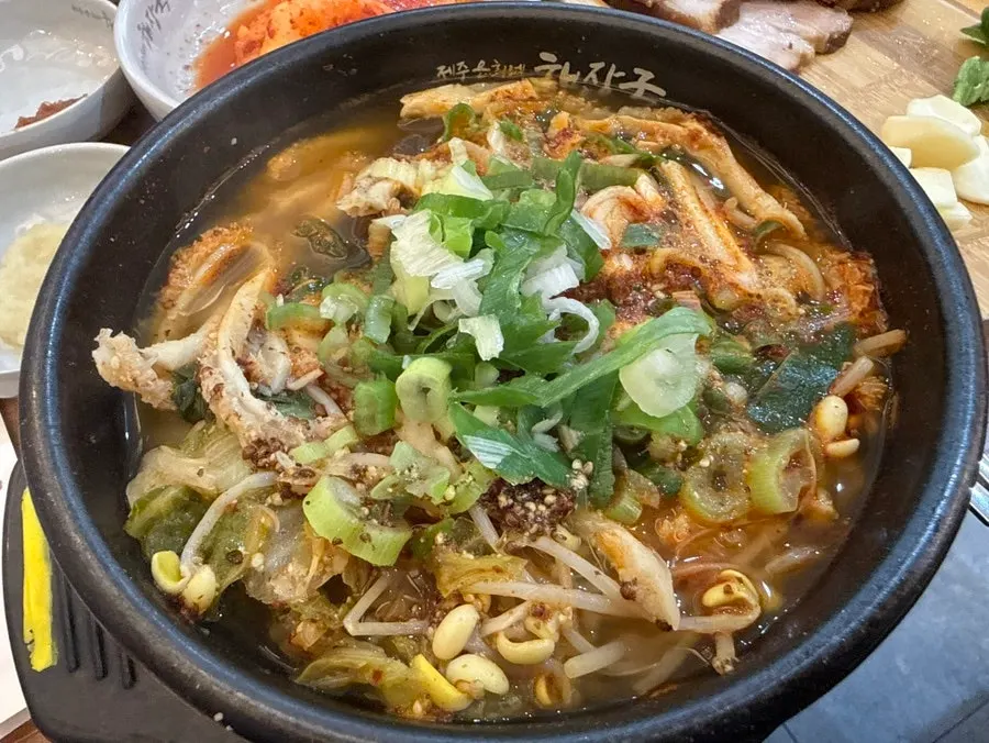 콩나물과 우거지가 올라간 내장탕