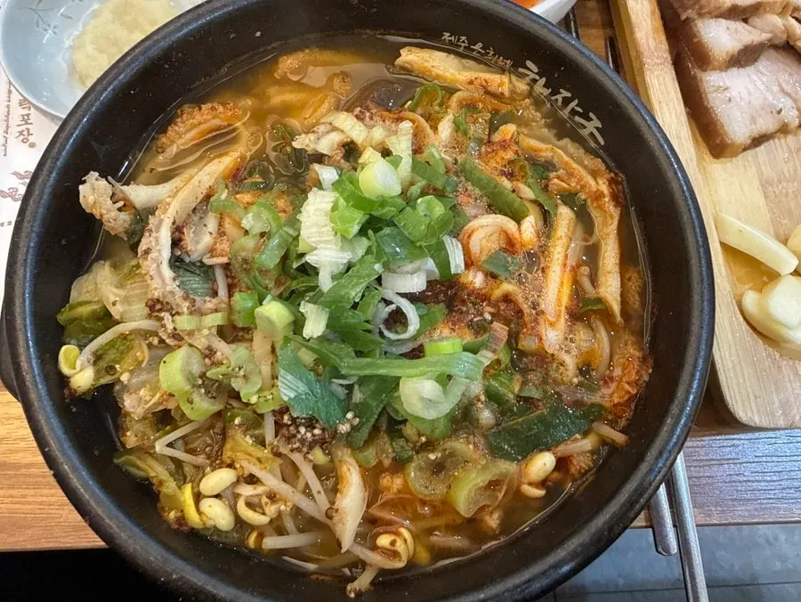맑은 사골육수 내장탕 두 그릇