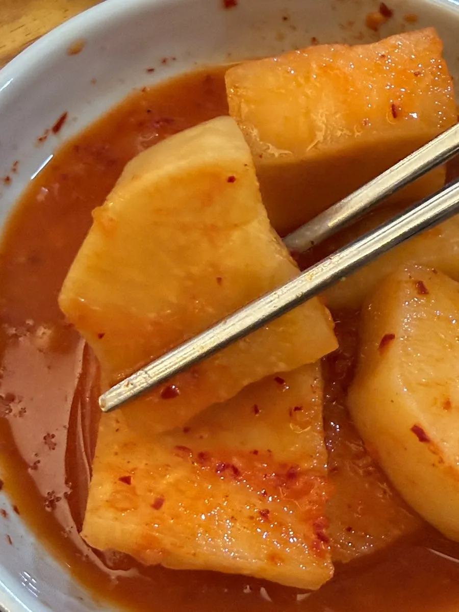 리필한 깍두기 한 접시