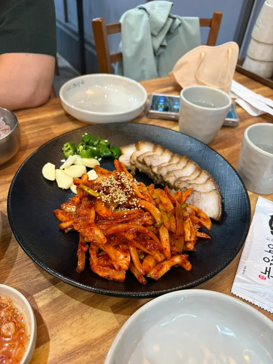 기본 반찬과 흑미밥 상차림