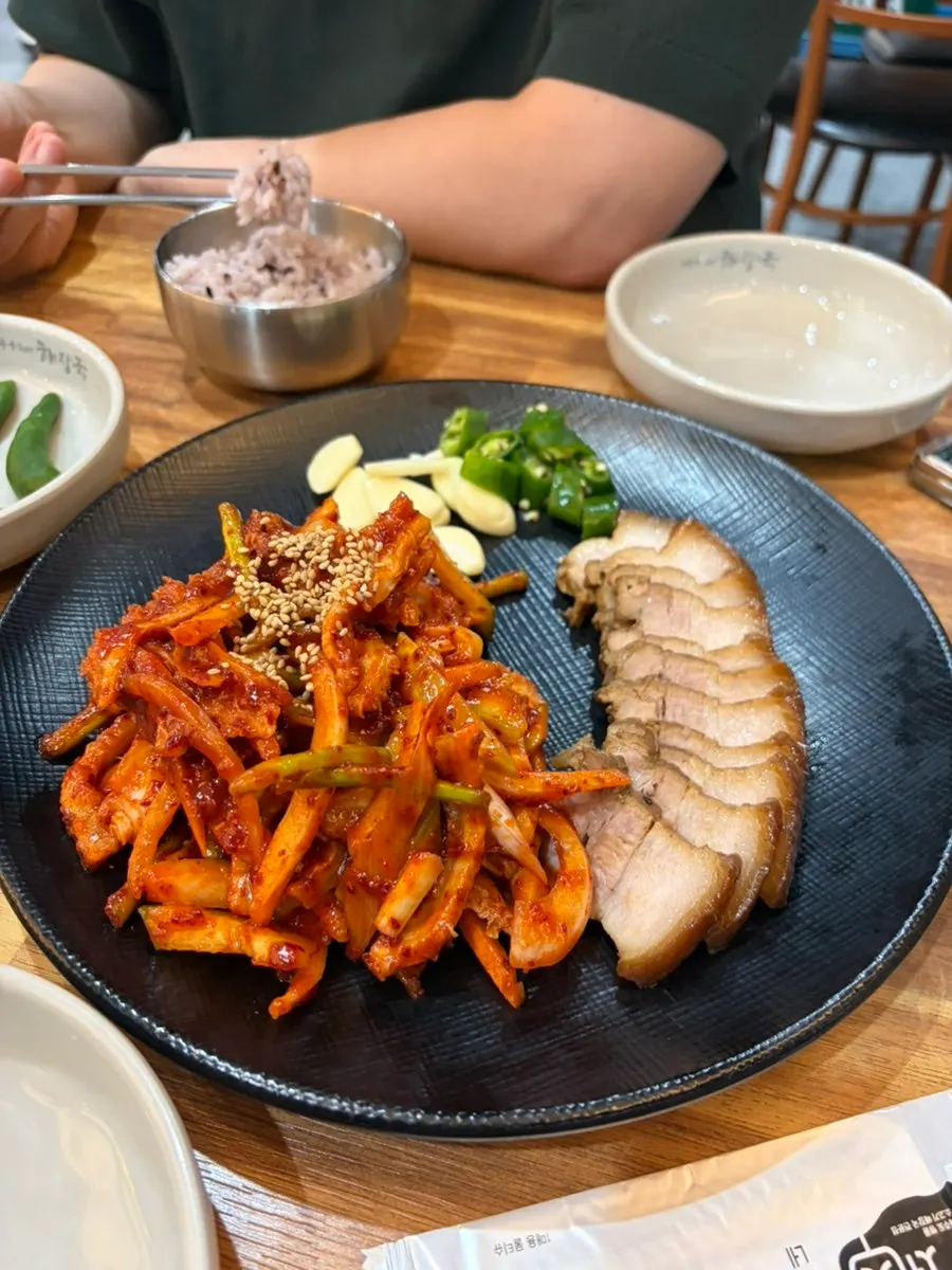 해장국과 돔베고기, 양무침이 함께 놓인 상