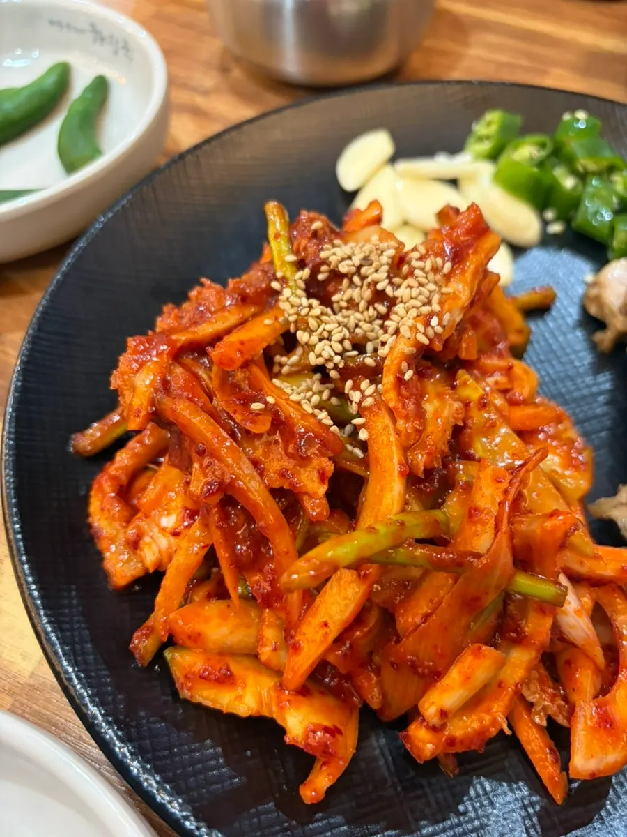 야채가 넉넉한 새콤한 양무침