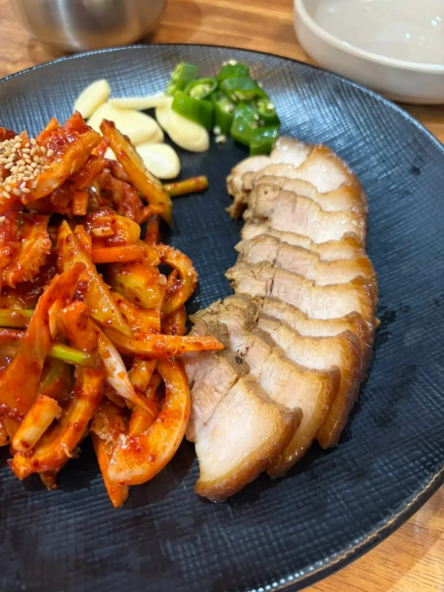 양념이 어우러진 양무침 집어 든 모습