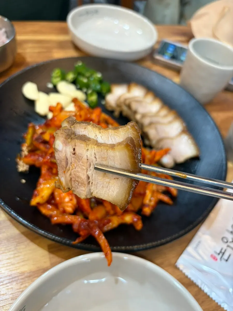 도마 접시에 담긴 돔베고기