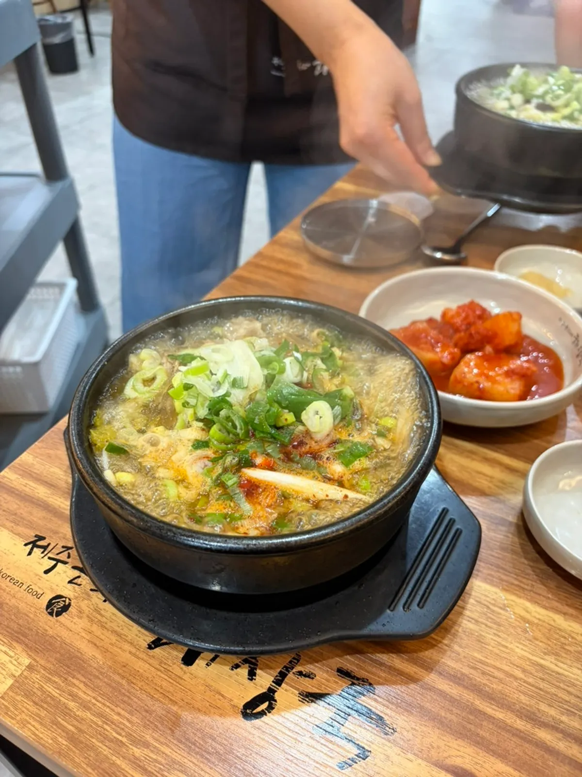 뚝배기에 끓어 나온 해장국