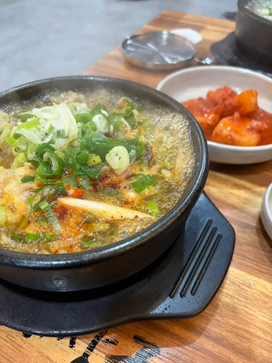 소고기와 콩나물, 우거지가 든 해장국 건더기