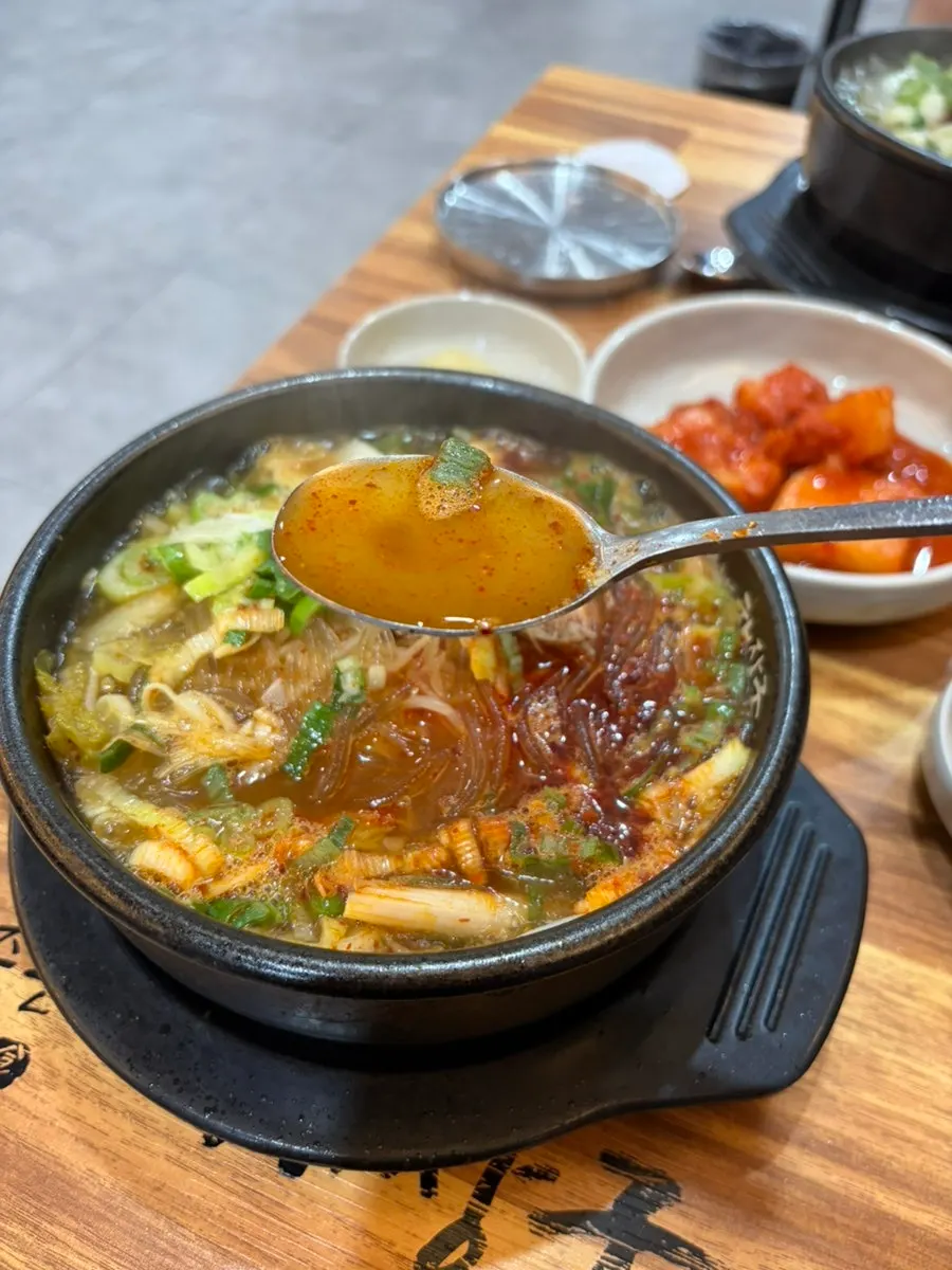 다진 마늘을 넣은 얼큰한 국물