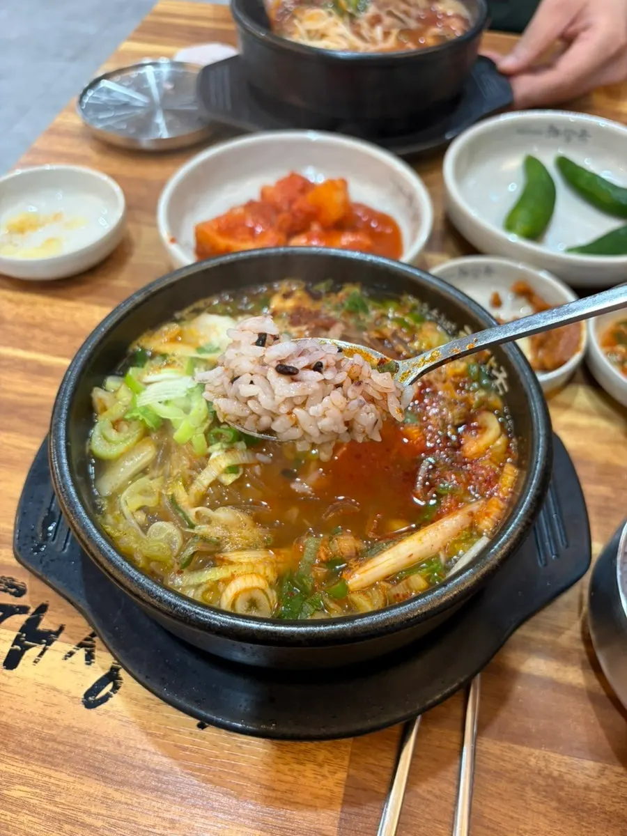 국물을 떠올린 해장국 한 숟갈