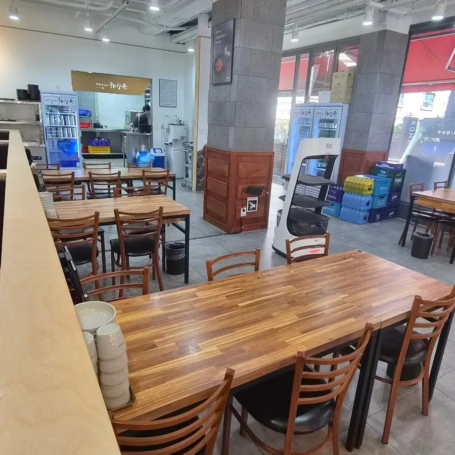 매장 입구 주변 제주 느낌 장식