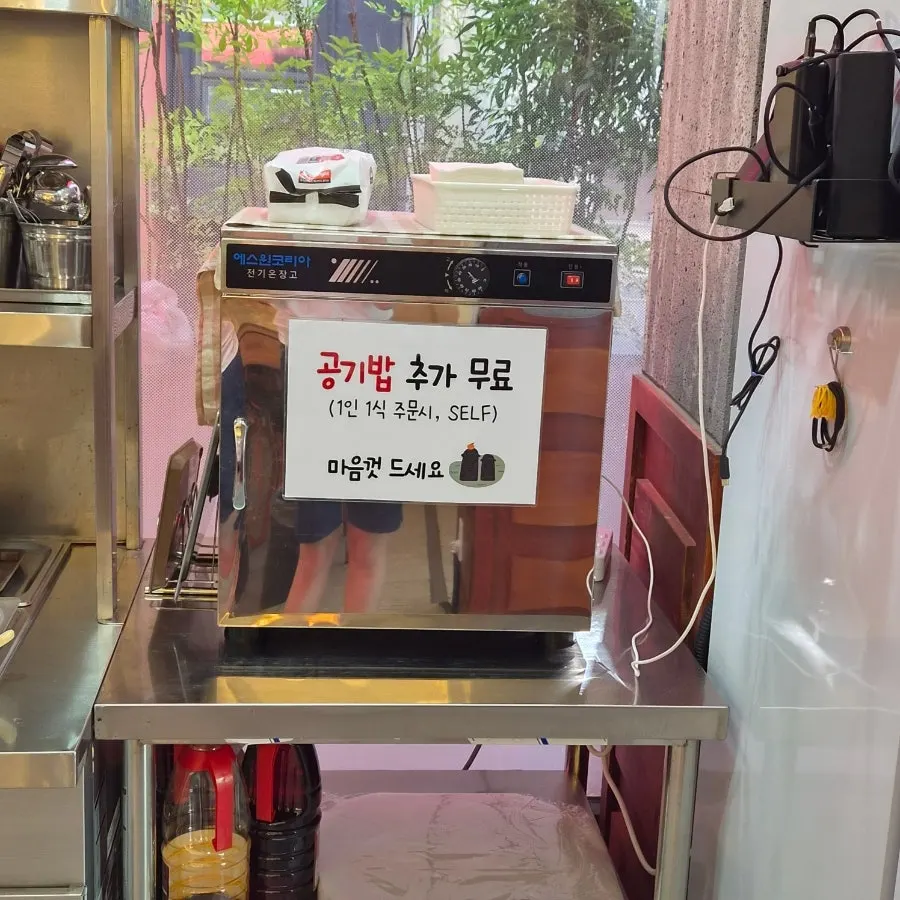 반찬과 양념, 식기가 정리된 셀프코너