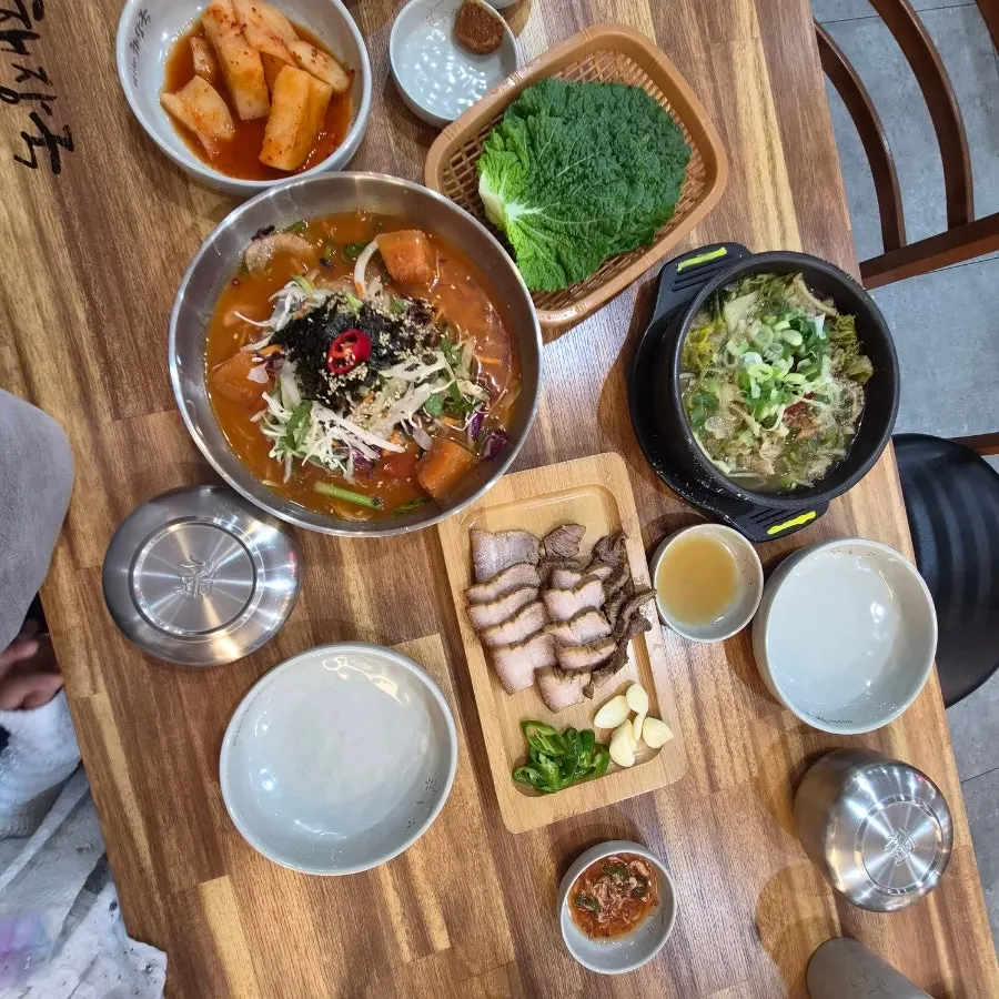 정갈하게 차려진 점심 한 상