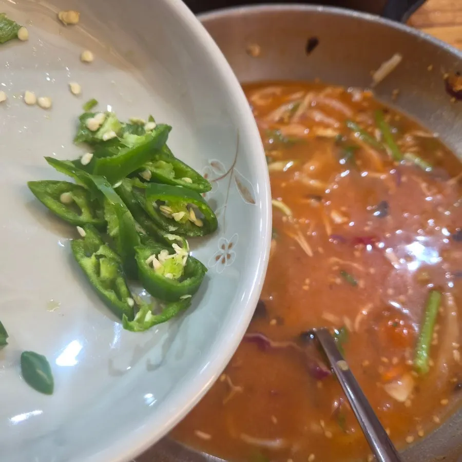 청양고추와 다진 마늘을 넣은 한치물회